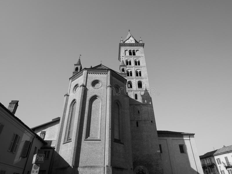 Собор San Lorenzo в Alba в черно-белом стоковое изображение